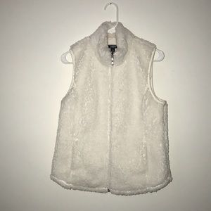 NWOT IZOD Brand White Fuzzy Vest Size Medium